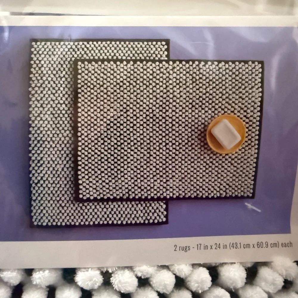 Room Essentials Chenille Bath Mat Set in Green and White NWT
